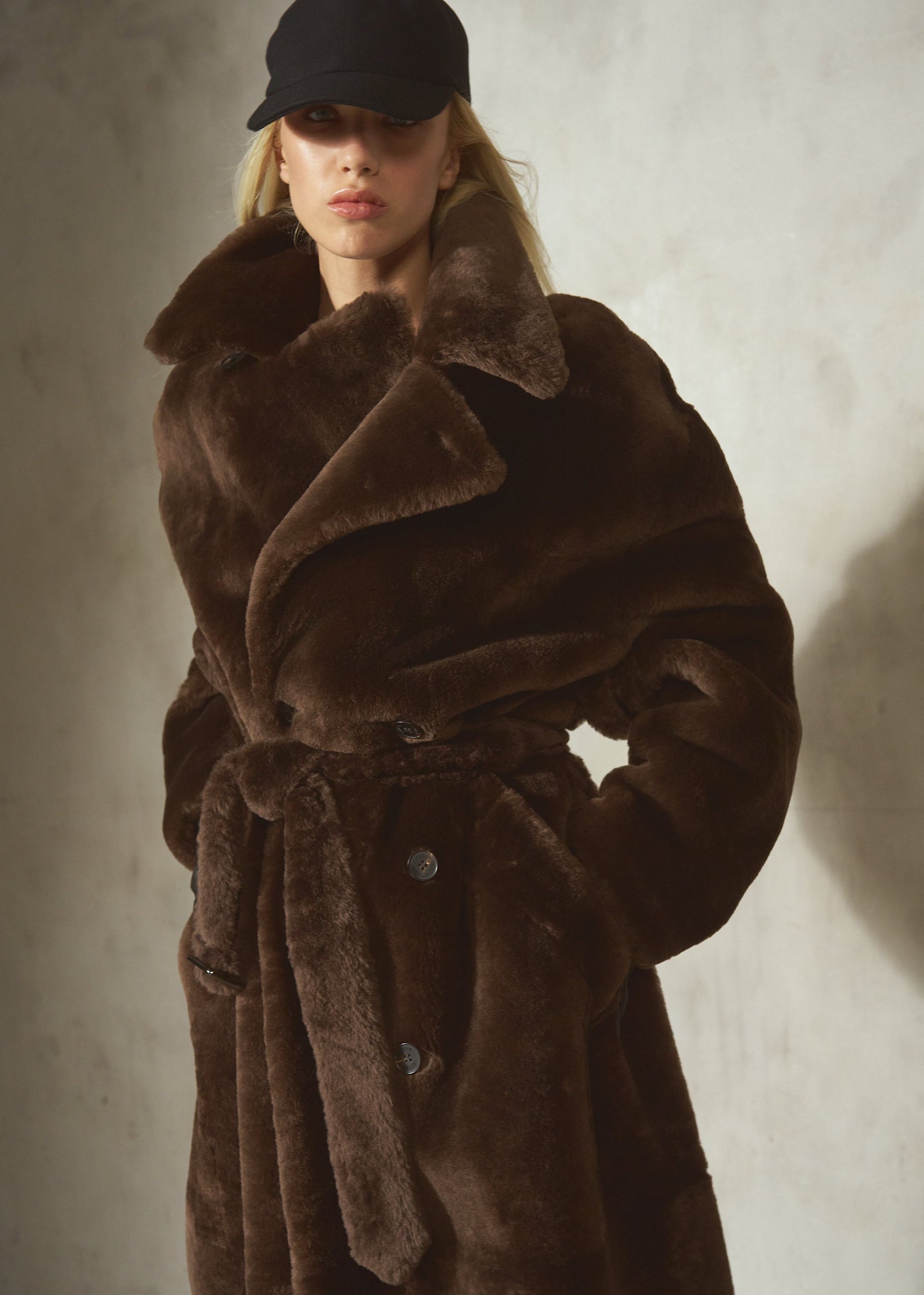 DOUBLE BREASTED SHEARLING OVERCOAT - Espresso