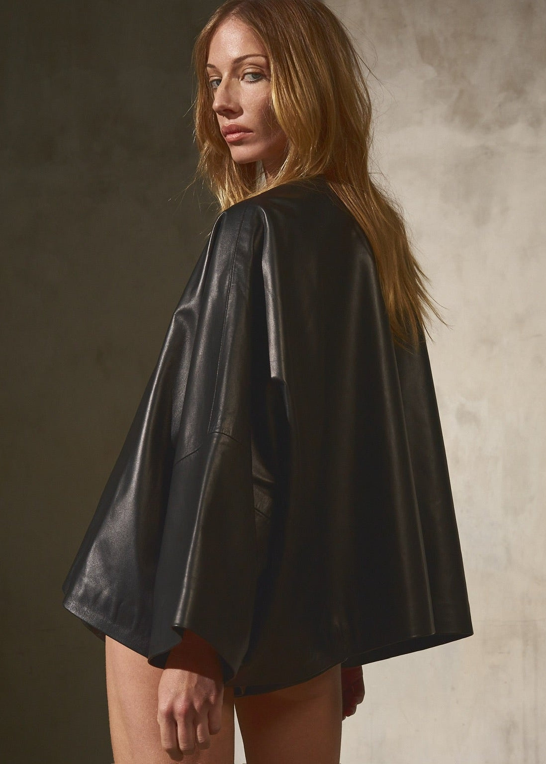 PAPERWEIGHT LEATHER CAPE Noir