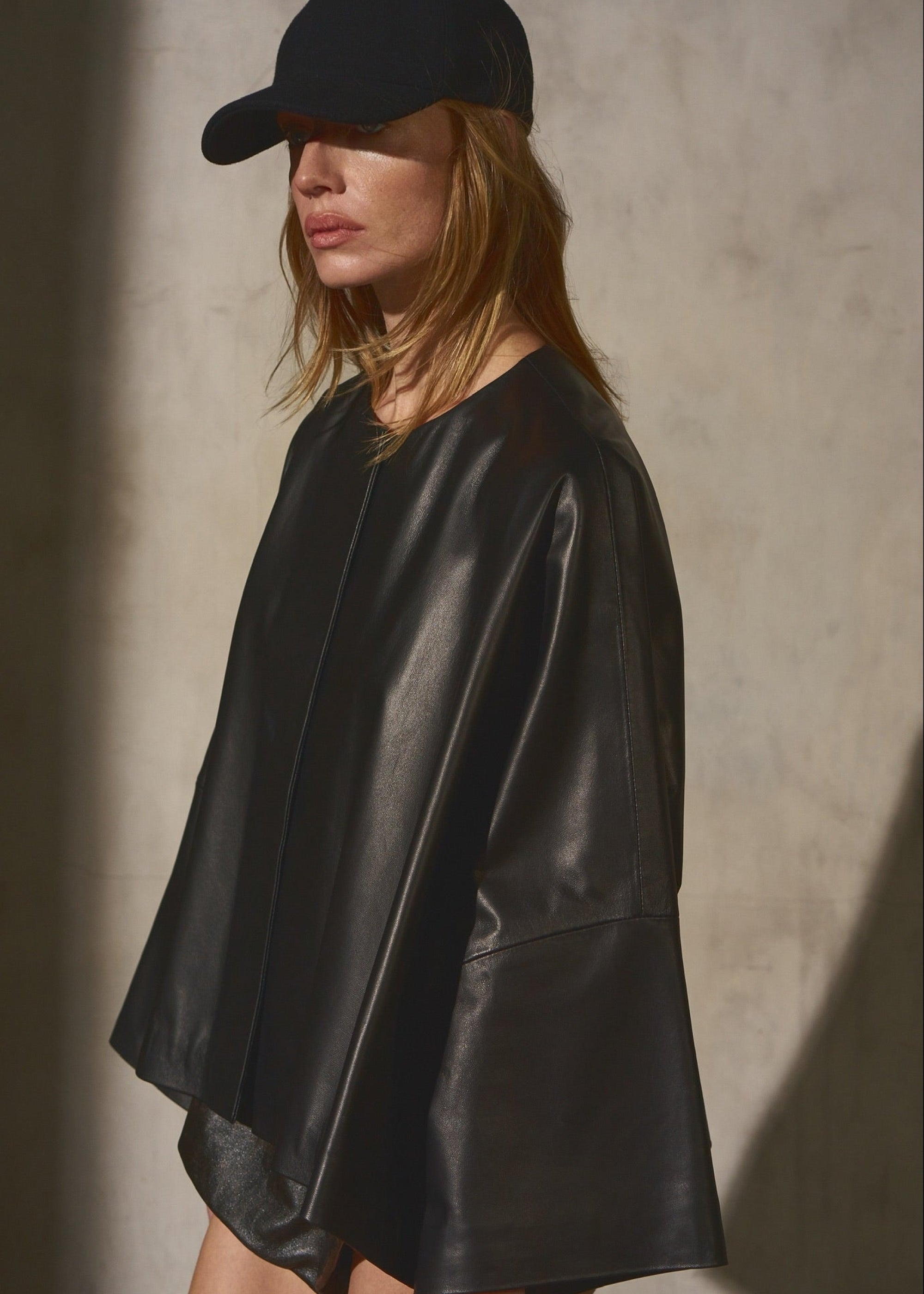 PAPERWEIGHT LEATHER CAPE - Noir