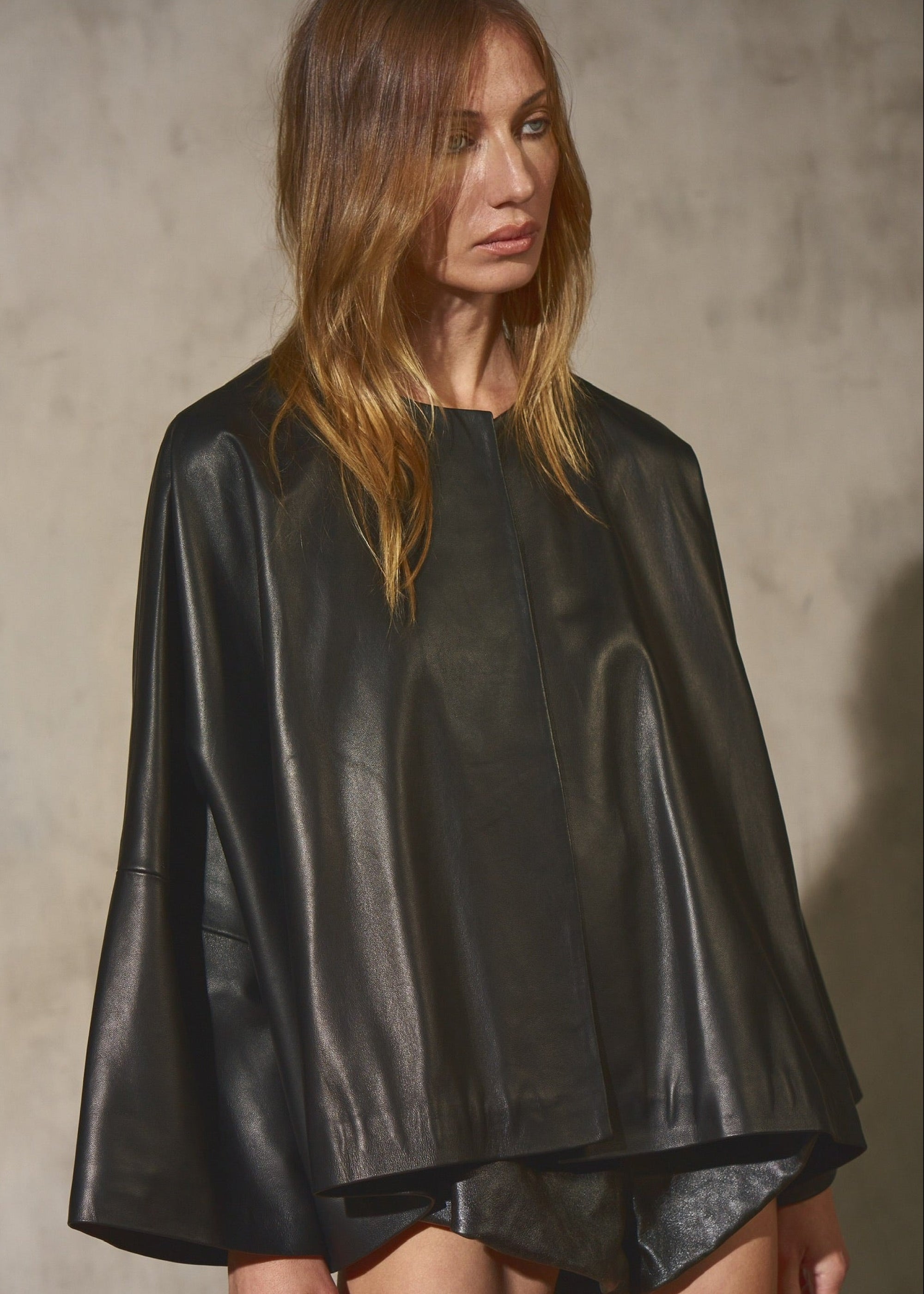 PAPERWEIGHT LEATHER CAPE - Noir