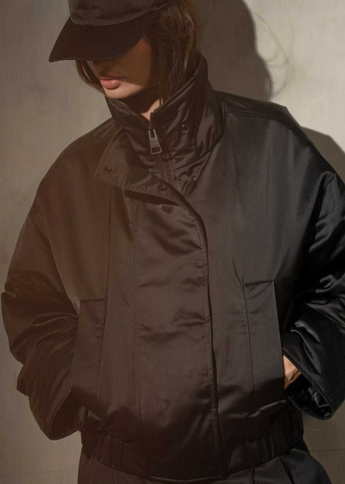 CROPPED SATEEN BOMBER - Noir