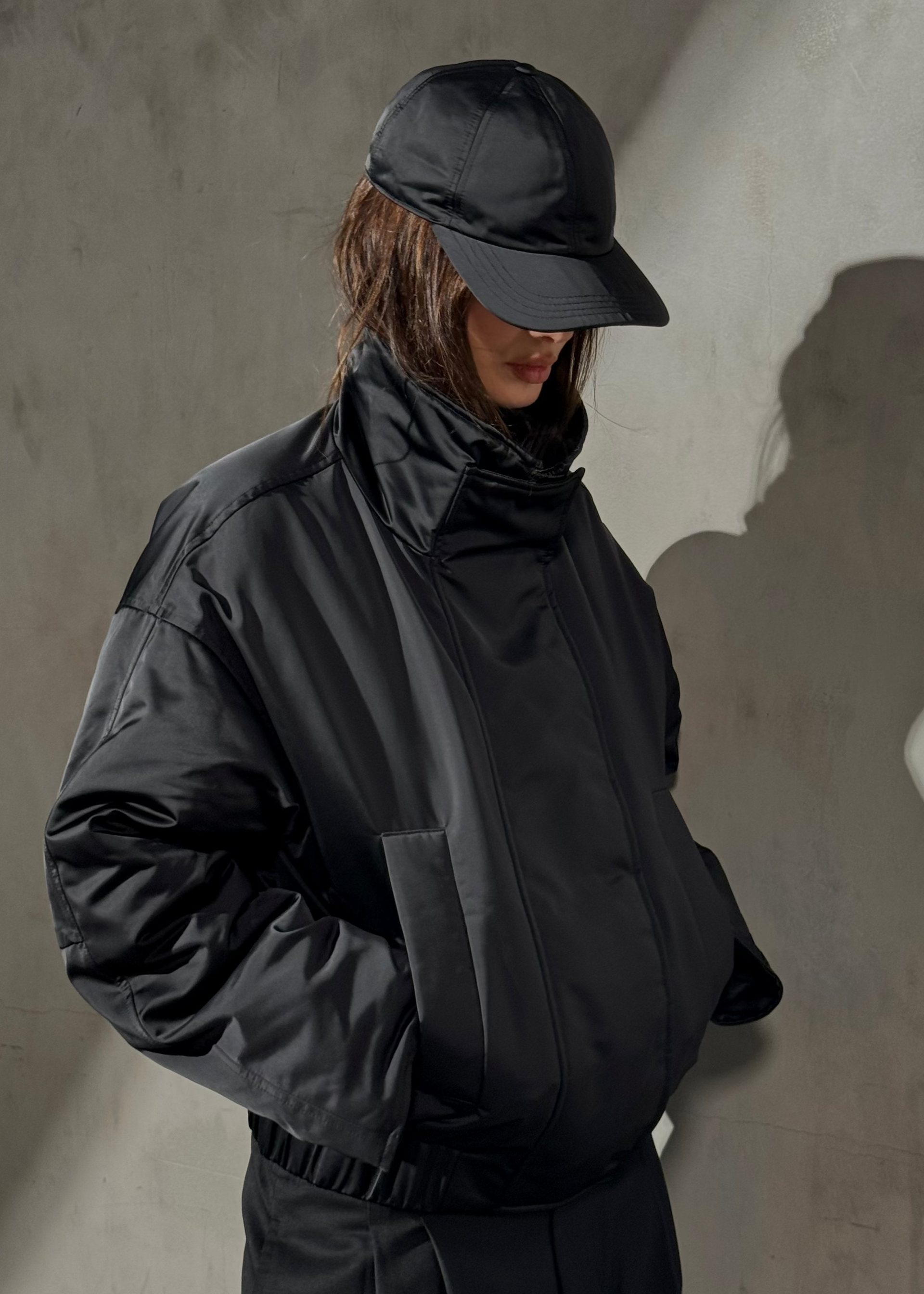 CROPPED SATEEN BOMBER Noir