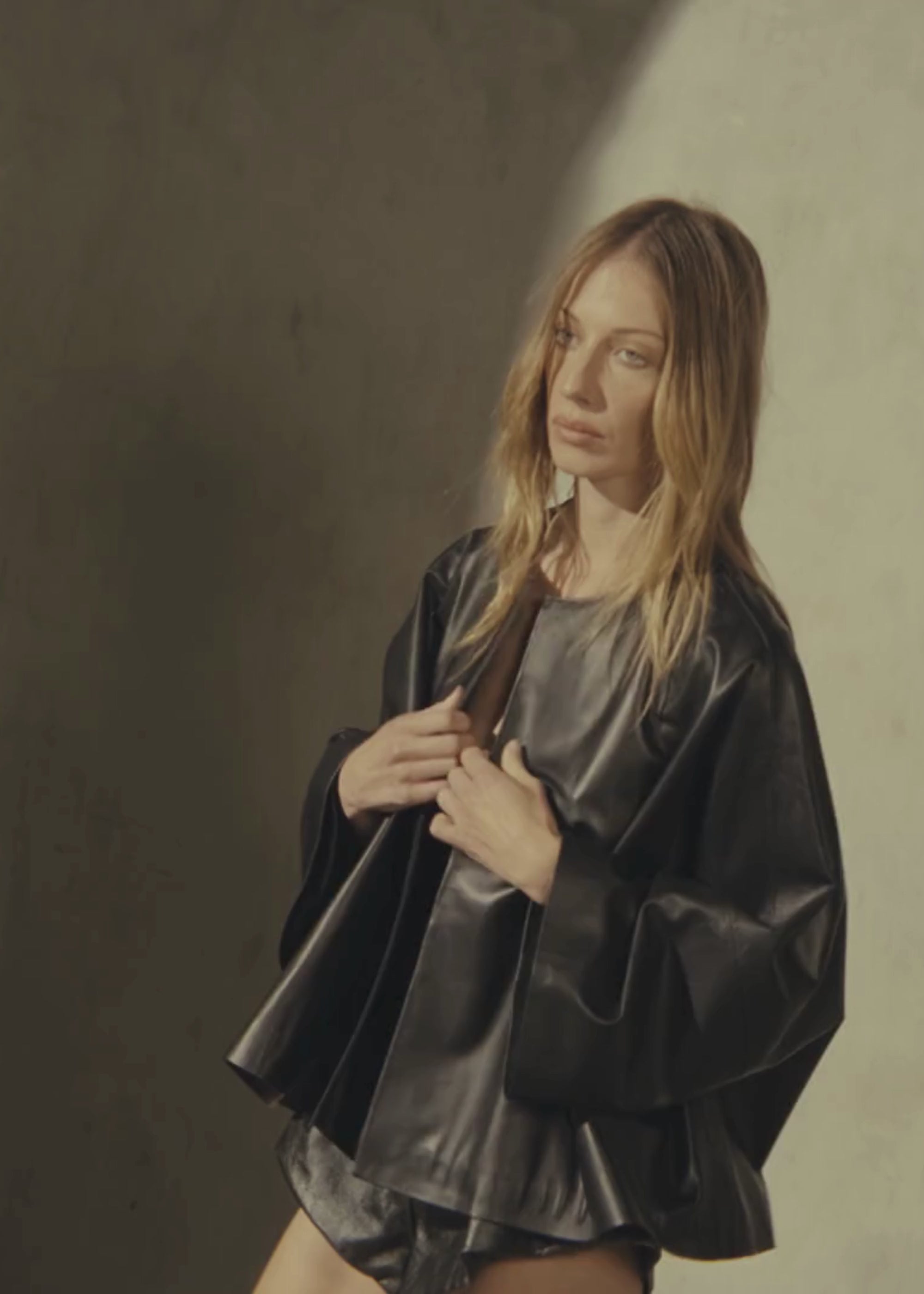 PAPERWEIGHT LEATHER CAPE - Noir