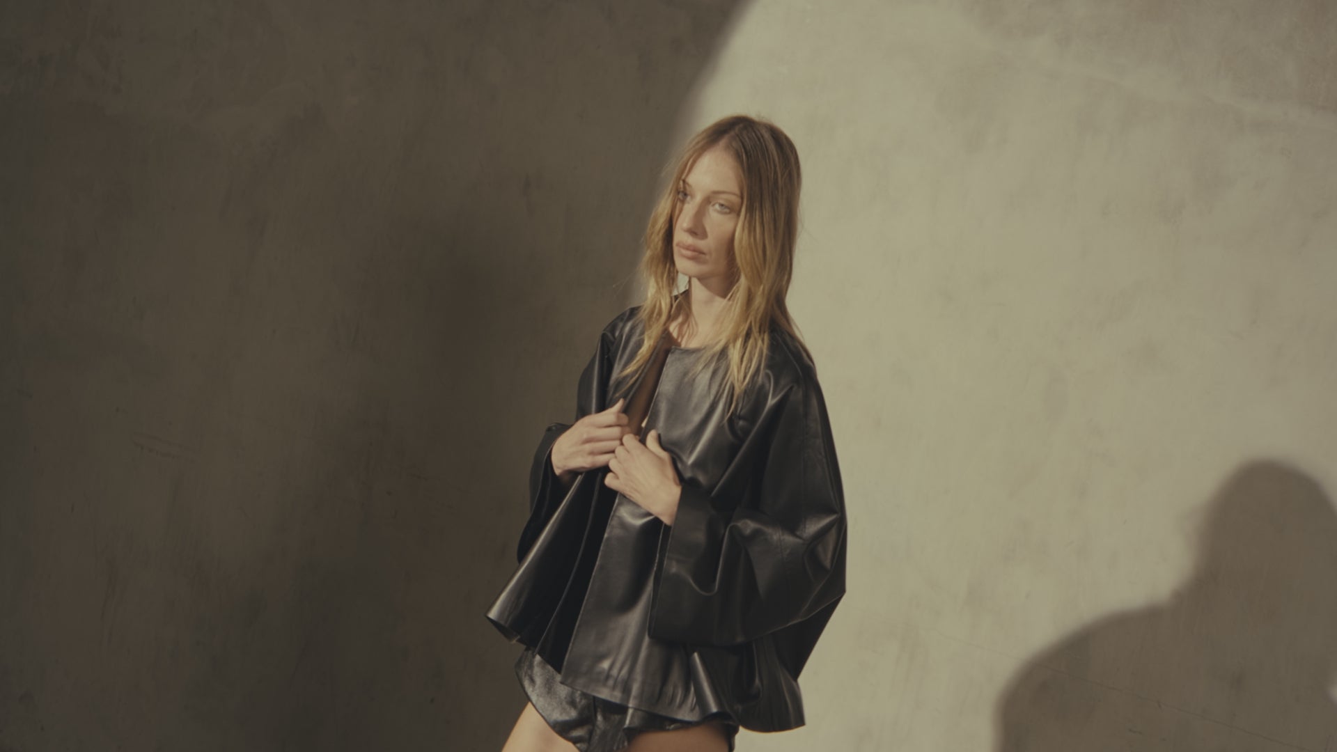 PAPERWEIGHT LEATHER CAPE - Noir